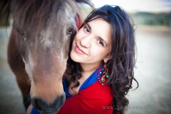 Aída Huertas hugging her horse Coquito